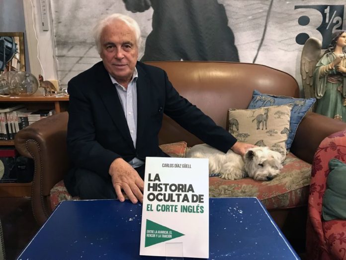 Foto de El autor, Carlos Díaz Güel, posa con su libro, presentado