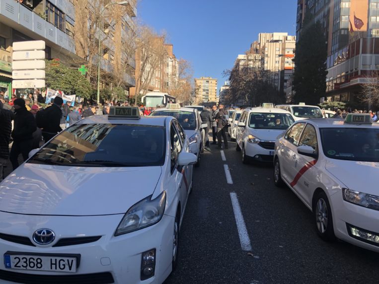 Los taxistas reclaman a Ayuso medidas para el sector: o ellos o las VTC