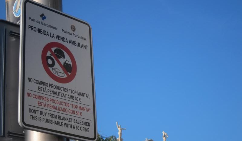 Los manteros se cuelan en la agenda política: ¿Son un problema?