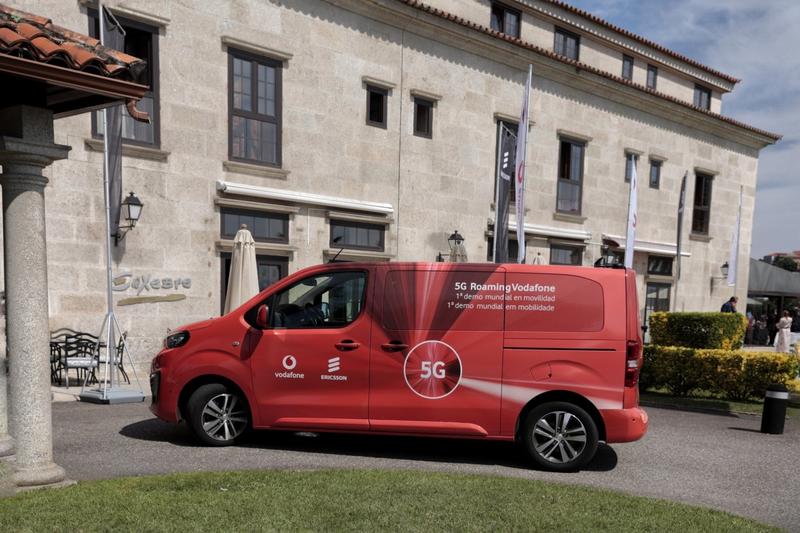 Dos ‘gamers’ prueban para Vodafone la conexión 5G transfronteriza