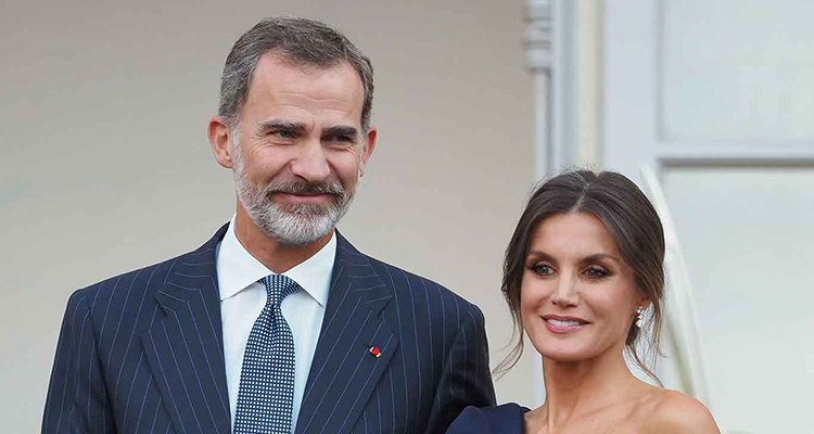 Por qué Felipe y Letizia no se pueden sentar en el trono, sólo ponerse al lado de él