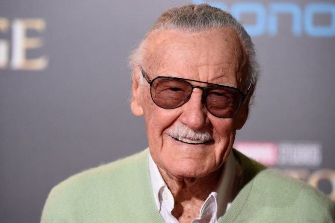 Stan Lee posando