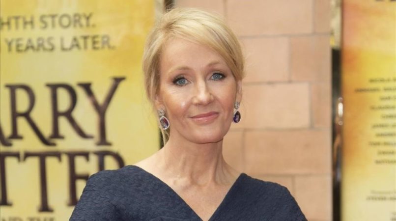 J.K Rowling posando