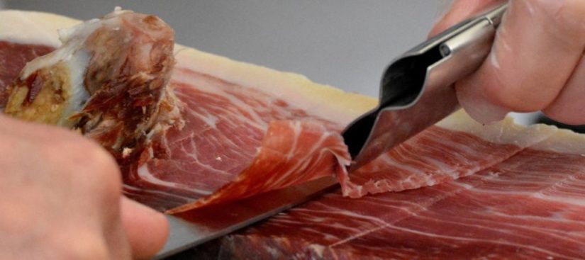 Cómo diferenciar el jamón español del resto (y que no te engañen) 5 Merca2.es cuchillo Merca2.es