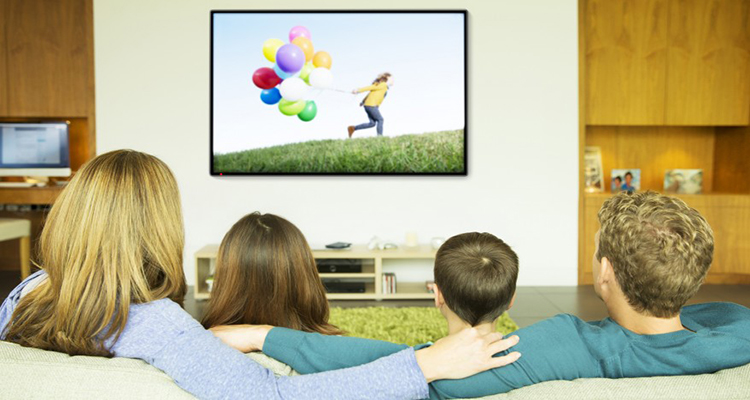 Familia viendo la televisión