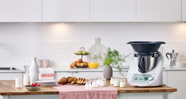 Cómo es el Thermomix TM6, el robot de cocina que se conecta con Internet para seguir las recetas paso a paso