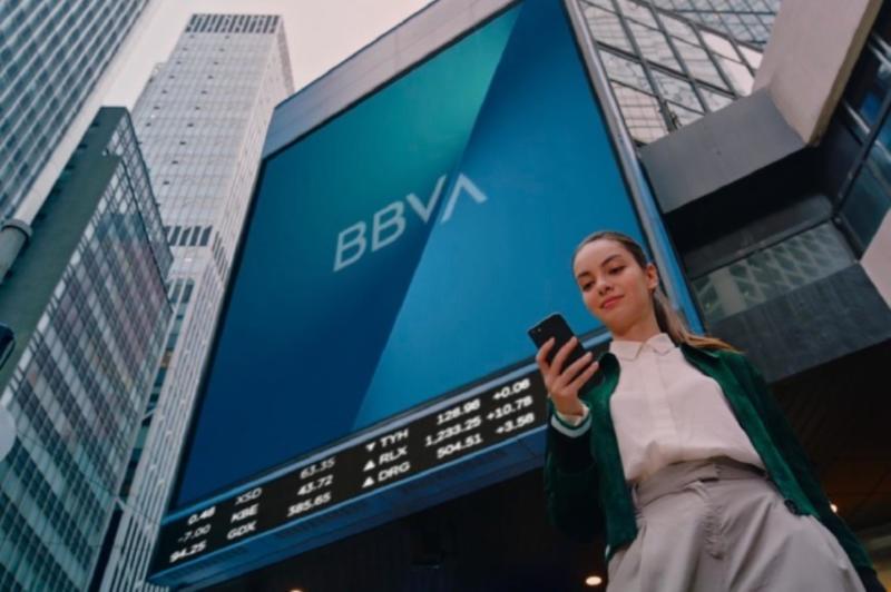 BBVA estrena su nueva imagen en 1.000 edificios de todo el mundo