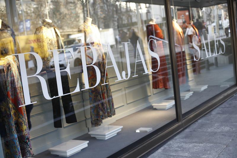 Las marcas de moda aceleran las rebajas tras el desastre de abril