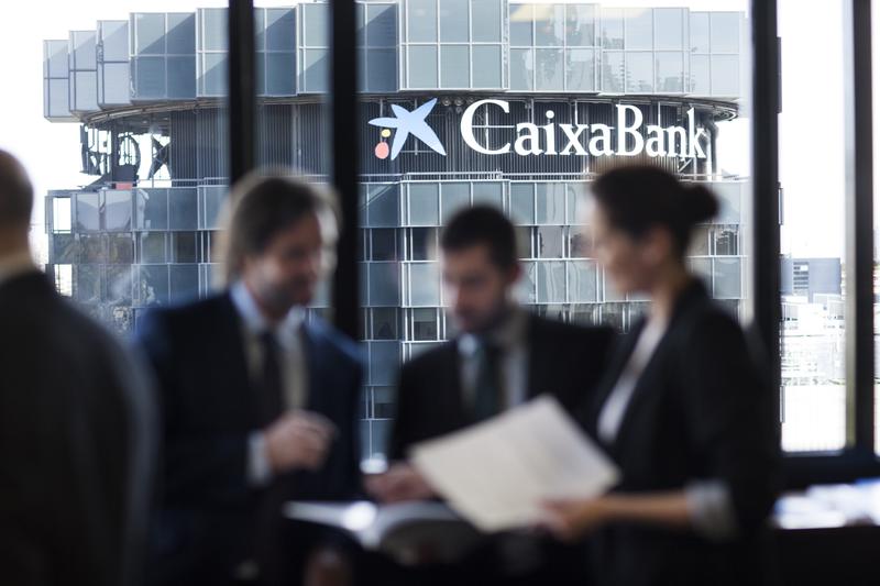 Los sobresueldos bursátiles alivian a los empleados de Caixabank