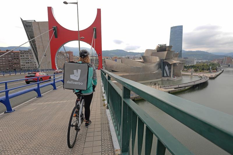 Deliveroo readmitirá y pagará más de 50.000 € a nueve repartidores