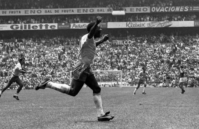 Pelé con zapatillas Puma