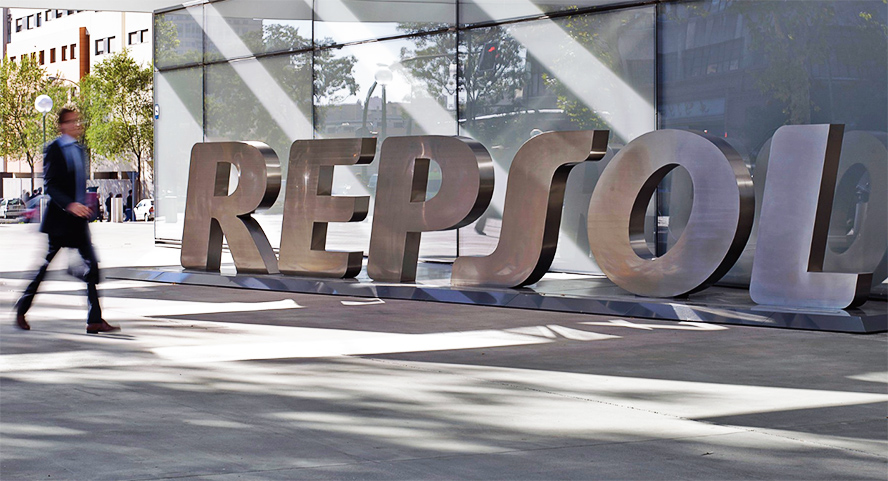 Repsol realiza el primer suministro de GNL con compensación de emisiones en Cartagena