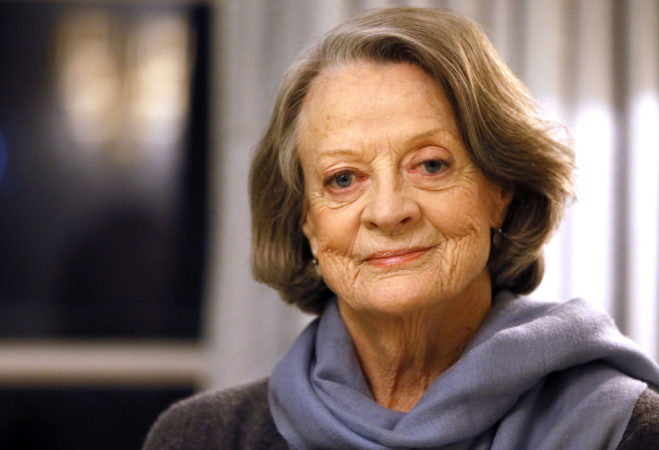 Maggie Smith posando