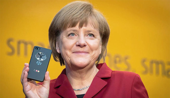 Merkel con un móvil... tendrá contrato con Telefónica