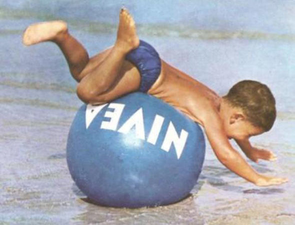 Niño jugando en la playa en verano