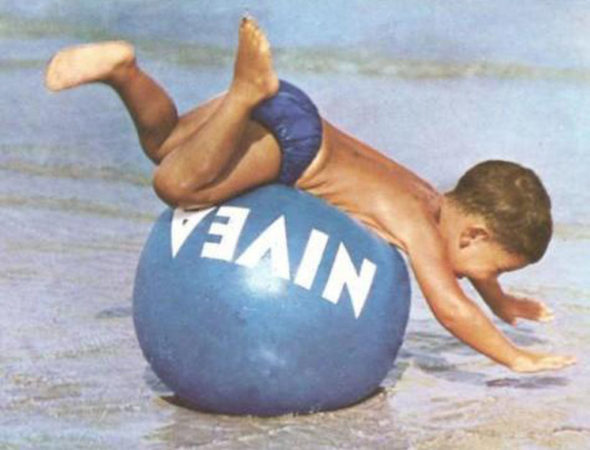 Cosas que te recuerdan al verano si tienes 30 o más años 7 Merca2.es Niño jugando en la playa en verano