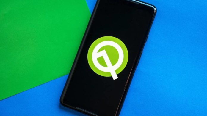 Logo de Android Q en smartphone