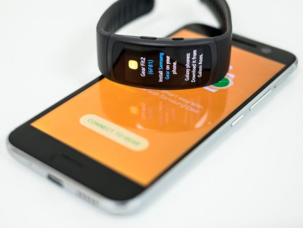 Samsung Gear Fit 2 junto a smartphone