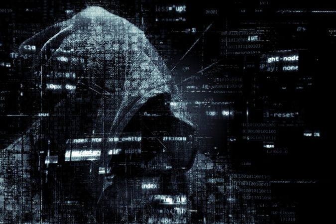 Hackers Códigos sobre un fondo oscuro con encapuchado