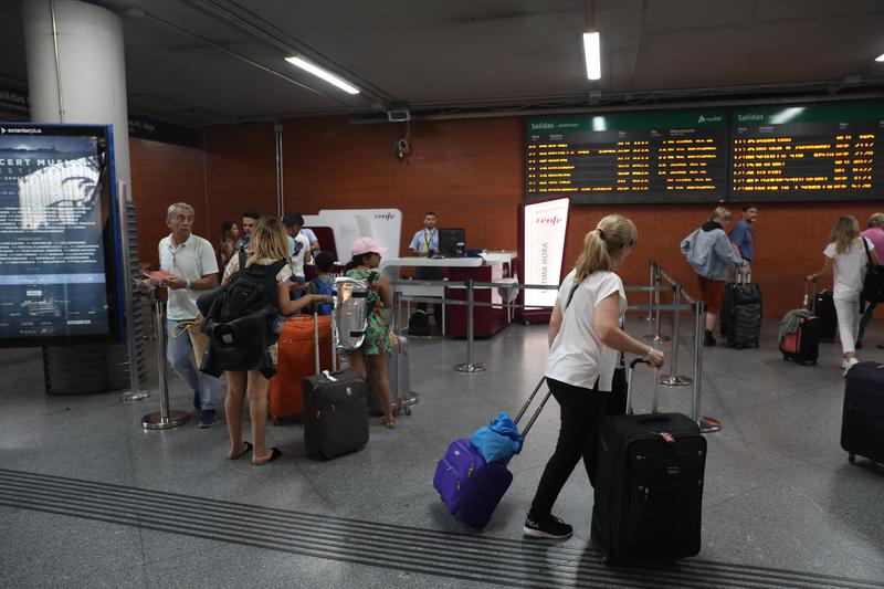 La huelga de Renfe obliga a cancelar 707 trenes en plena operación salida