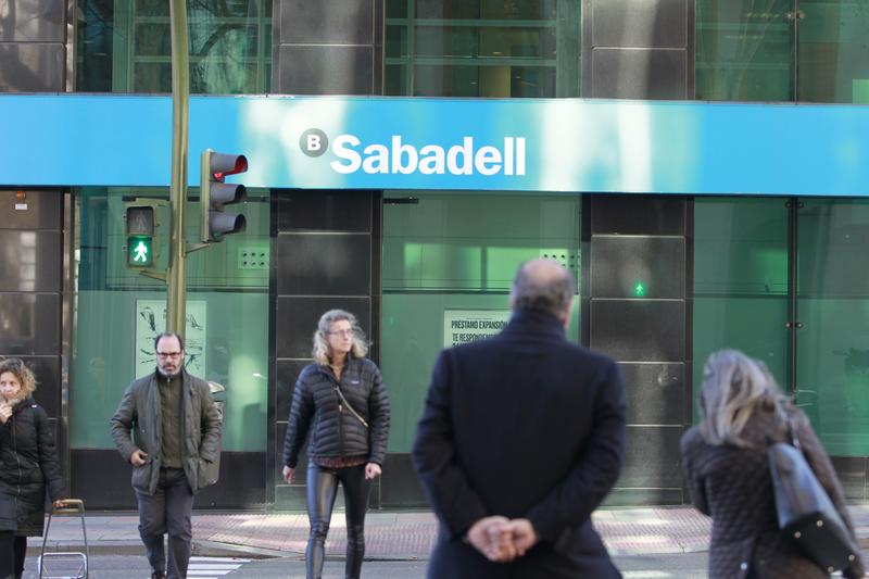 El Sabadell logra un respaldo récord del 96% de las casas de análisis