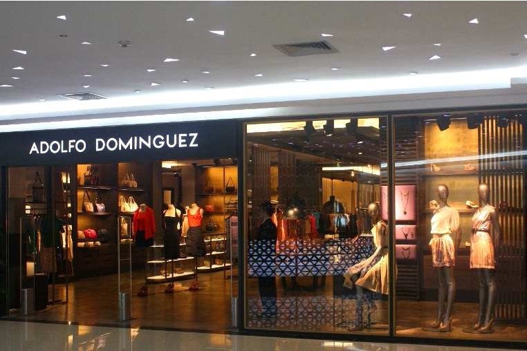 Adolfo Domínguez reduce un 33% sus pérdidas en su primer trimestre fiscal