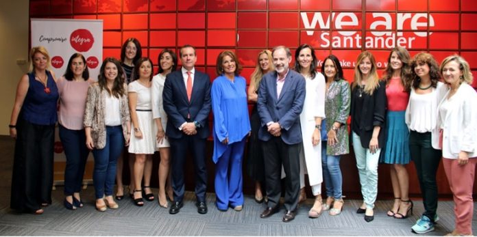 Mentoras del programa De Mujer a Mujer, con el secretario general y director general del Santander, Jaime Pérez Renovales, y con el director de recursos humanos, Francisco Simón.