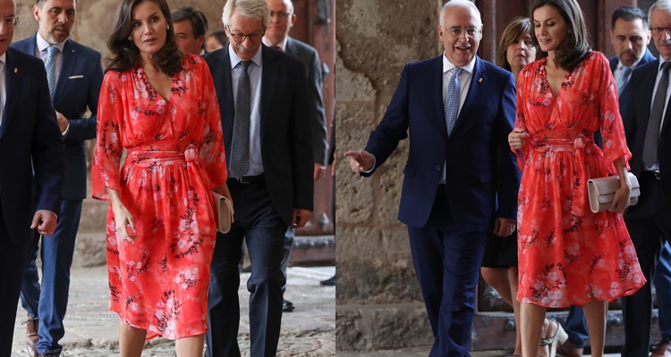 El vestido rojo con estampado floral