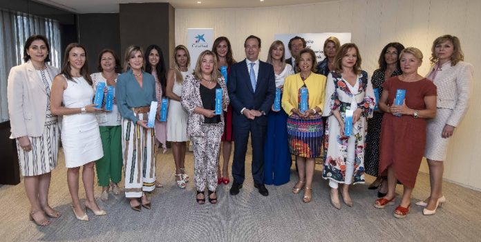 Gonzalo Gortázar con las ganadoras territoriales del Premio Mujer Empresaria CaixaBank 2019.
