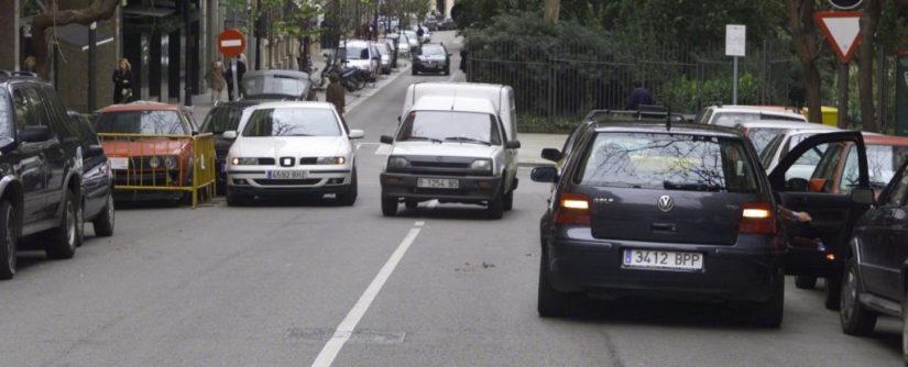 Coche mal estacionado, una de las Infracciones más habituales