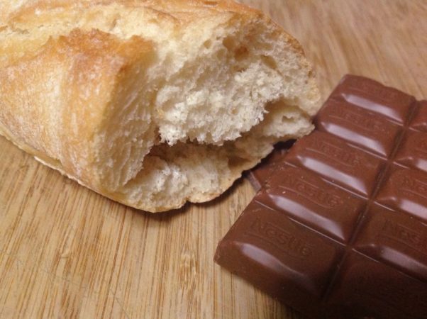 Comer pan con chocolate