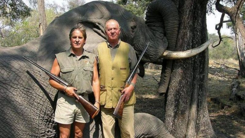 Rey Juan Carlos I con un elefante