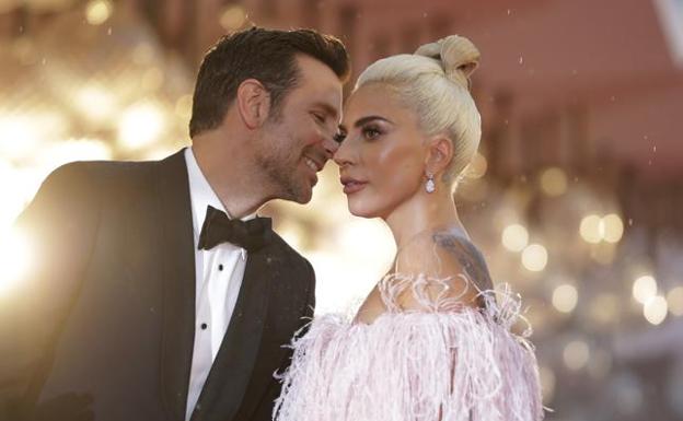 Miley Cyrus, Sophie Turner, Angelina Jolie y otras famosas bisexuales que no sabías 3 Merca2.es Lady Gaga