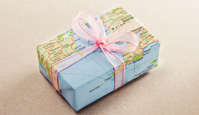 10 formas de envolver que harán que sea más valioso el papel que el regalo 3 Merca2.es Envoltorio mapamundi