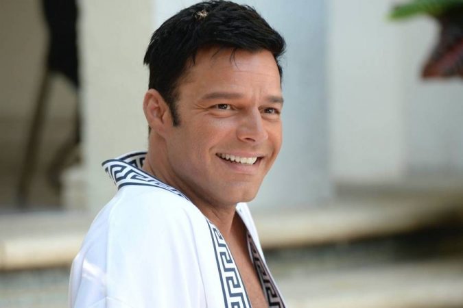 Ricky Martin en bata