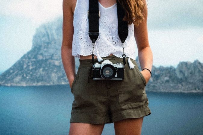 Si trabajas en verano, estos looks le harán frente al calor 4 Merca2.es Mujer posando con falda y camisa de tirantes