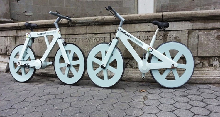 bicicleta reciclada, Alfa, compuesta por cartón y materiales reciclados