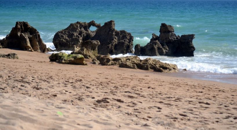 Playa Faro de Roche en Cadiz, una de las playas nudistas de España