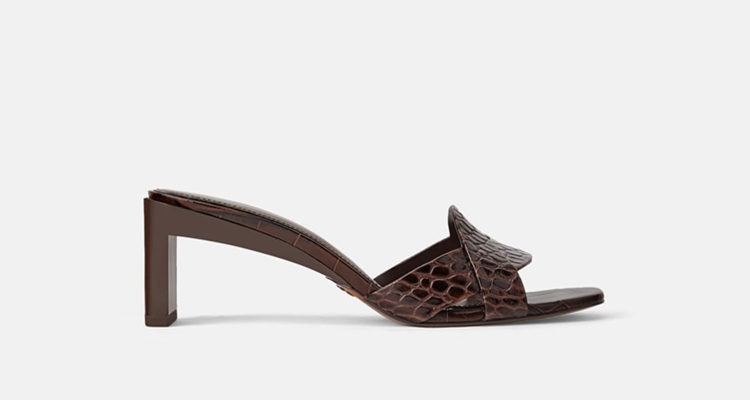 9.- Sandalias bajo tiras de ancho (39.95 €)