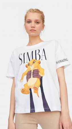 Primark, Asos, Pandora, Zara, H&M... estas son las colecciones que han sacado sobre El rey león 9 Merca2.es Camiseta de Stradivarius