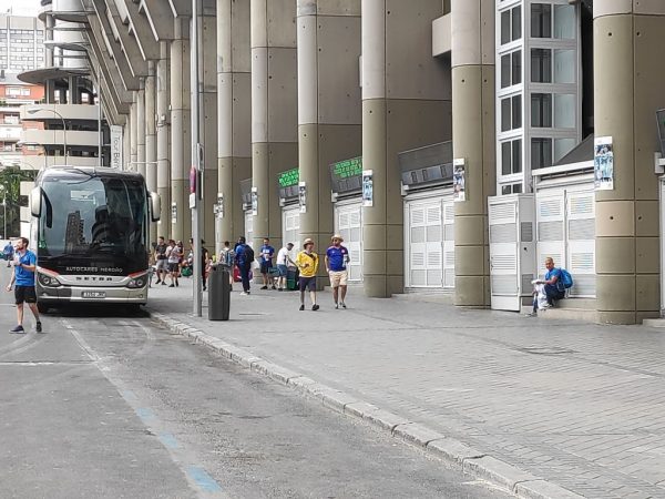 El top manta hace su agosto con los turistas del Santiago Bernabéu 1 Merca2.es Bernabéu