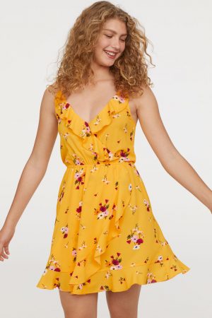 Los vestidos amarillos de Primark, H&M, Bershka y más tiendas que están desapareciendo de sus perchas 4 Merca2.es Vestido amarillo de H&M, como el de Primark