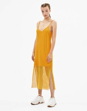 Los vestidos amarillos de Primark, H&M, Bershka y más tiendas que están desapareciendo de sus perchas 6 Merca2.es Vestido amarillo de Berskha