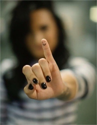 tatuaje en el dedo meñique