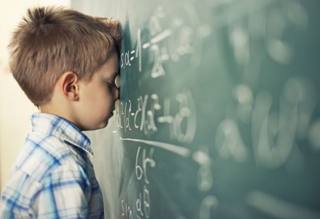 Niño triste por la Vuelta al cole 