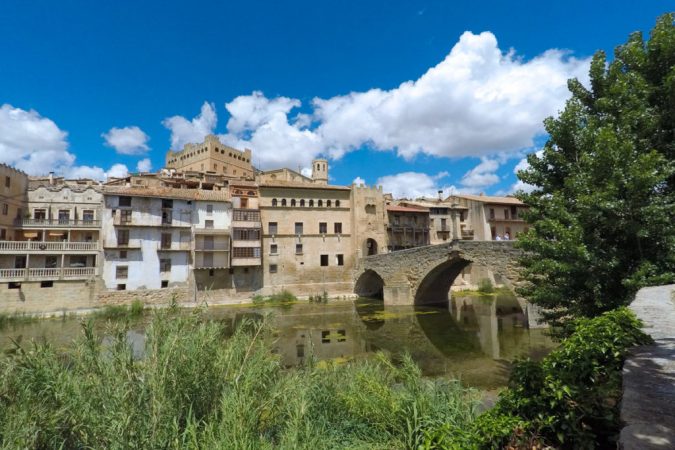 Piso turístico: estas son las claves que los regulan 8 Merca2.es el mar de aragon valderrobres 1024x683 Merca2.es
