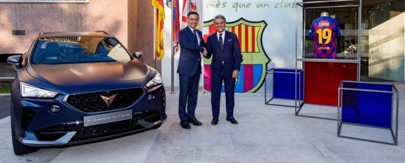 cupra firmando patrocinio con el presidente del Barcelona
