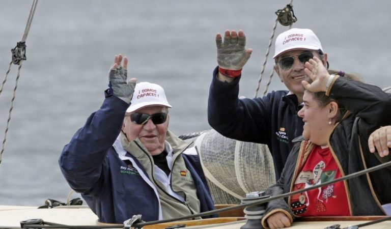 Rey Juan Carlos I practicando vela