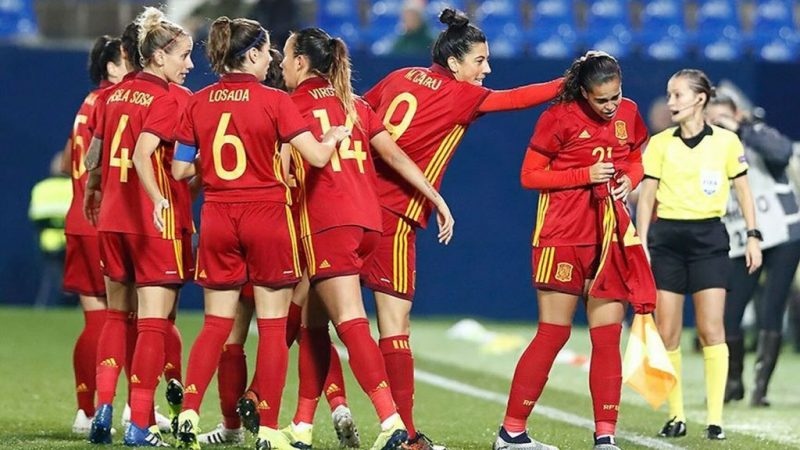 Estas futbolistas españolas de fútbol femenino son las mejor pagadas (ni por asomo como los hombres) 6 Merca2.es Futbolistas en un partido