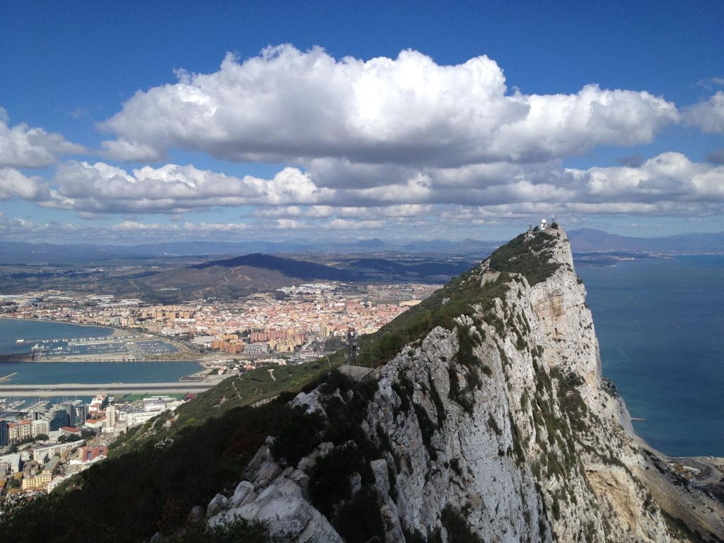 Jonhson avisa a Gibraltar: un Brexit duro amenazaría los suministros y la circulación en la frontera